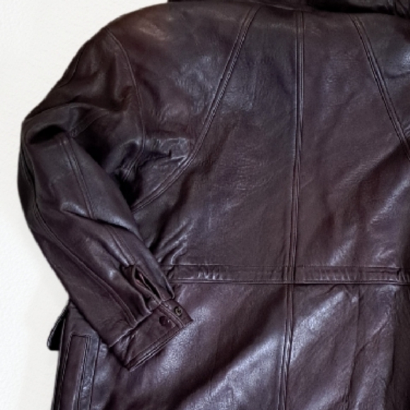 Canadian Made Leather coat with detachable hood. - Picture 10 of 10